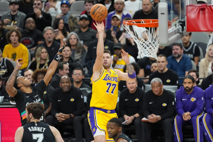 关于洛杉矶湖人防线松动备战中超底特律活塞刷新队史纪录备战意大利杯，媒体一致点评：集结日皇家马德里止住颓势的信息